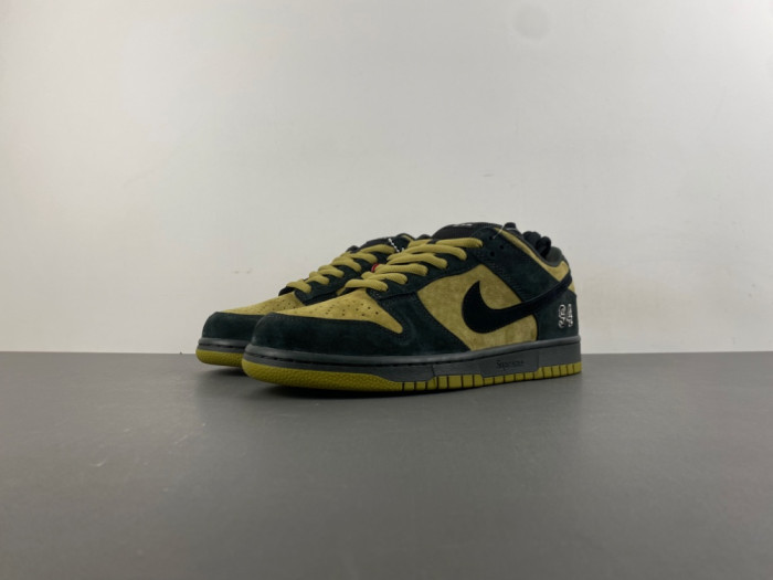 Svp*me x nike sb dunk low “camper green” hq8487-300