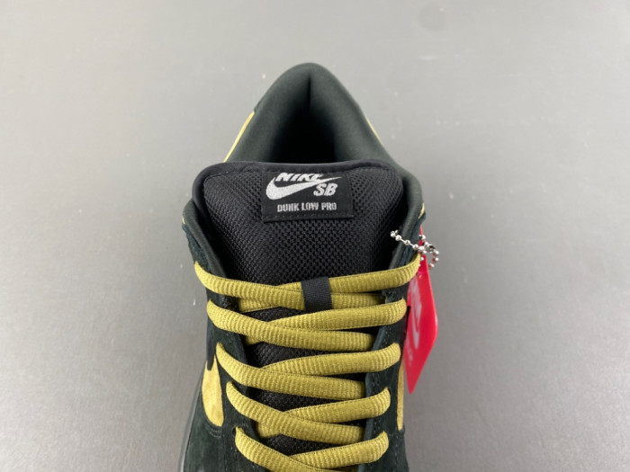 Svp*me x nike sb dunk low “camper green” hq8487-300