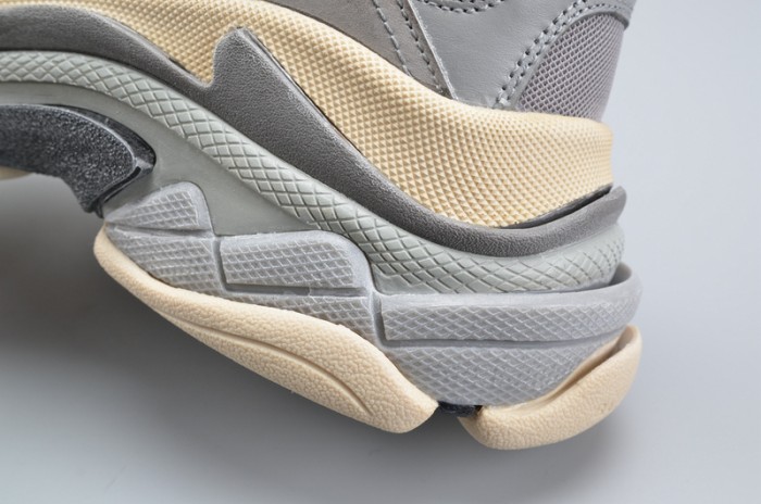 BL 17FW TRIPLE S WASHED SHOW SNEA GREY MENS AED2900