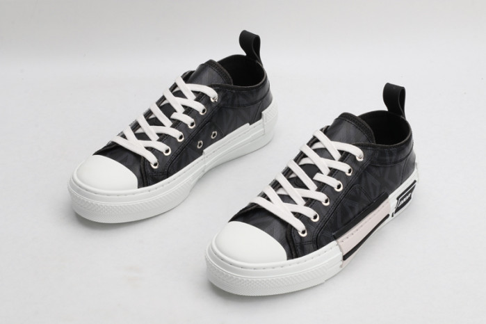 DR B23 OBLIQUE LOW TOP SNEAKER