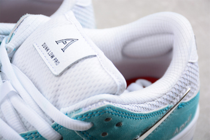 April Skateboards x Nk SB Dunk Low FD2562-400